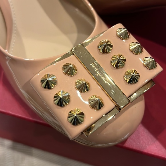 Salvatore Ferragamo Capua 55 round toe gold heel with gold studs on bow - Picture 5 of 10